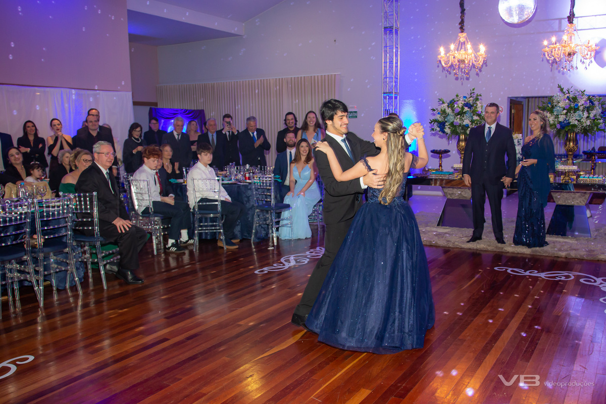 Aniversário de 15 anos Vittoria Giugno no Clube Caça e Pesca de Veranópolis. Estrutura de Vídeo, foto, sonorização, painel de LED, iluminação cênica e de pista da VB Vídeo Produções, DJ Camile Bissani.