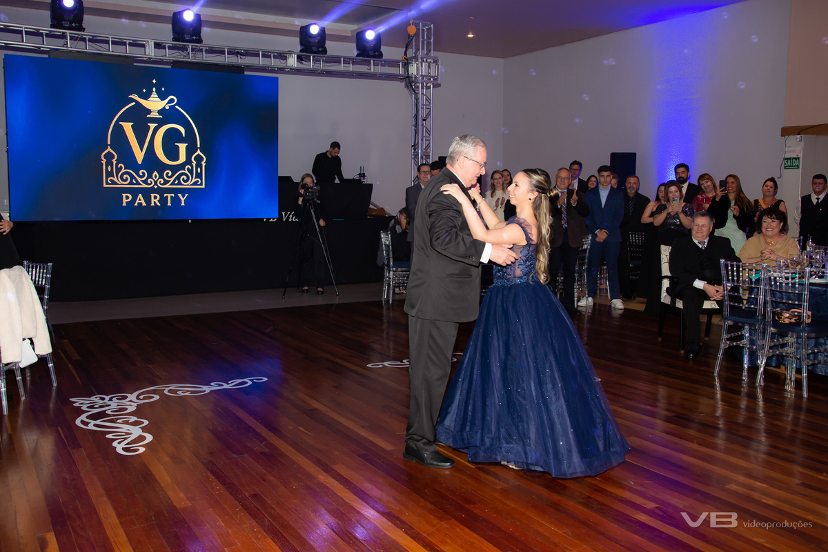 Aniversário de 15 anos Vittoria Giugno no Clube Caça e Pesca de Veranópolis. Estrutura de Vídeo, foto, sonorização, painel de LED, iluminação cênica e de pista da VB Vídeo Produções, DJ Camile Bissani.