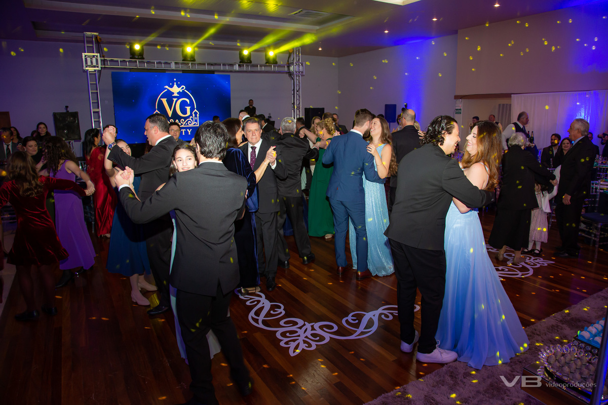 Aniversário de 15 anos Vittoria Giugno no Clube Caça e Pesca de Veranópolis. Estrutura de Vídeo, foto, sonorização, painel de LED, iluminação cênica e de pista da VB Vídeo Produções, DJ Camile Bissani.
