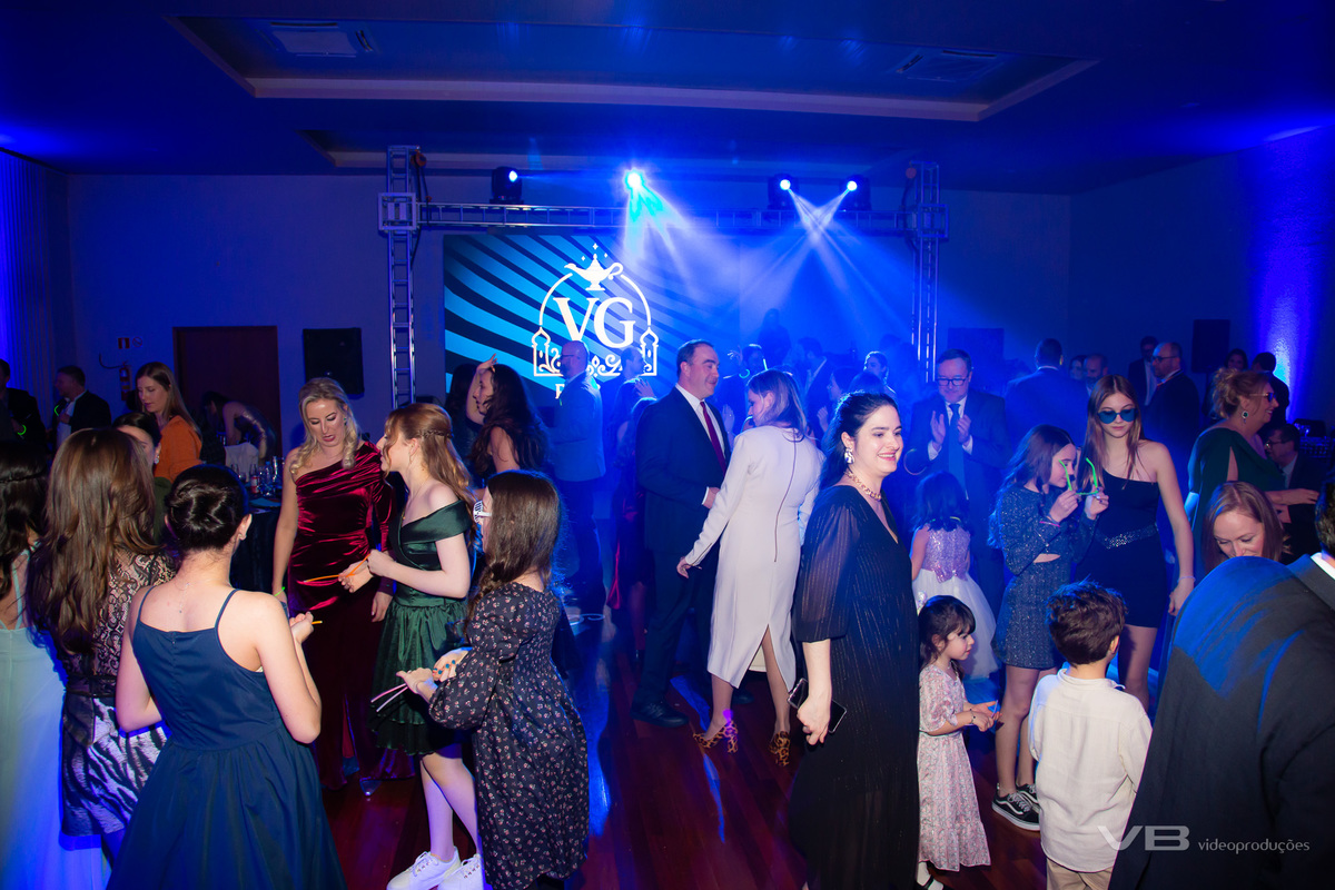 Aniversário de 15 anos Vittoria Giugno no Clube Caça e Pesca de Veranópolis. Estrutura de Vídeo, foto, sonorização, painel de LED, iluminação cênica e de pista da VB Vídeo Produções, DJ Camile Bissani.