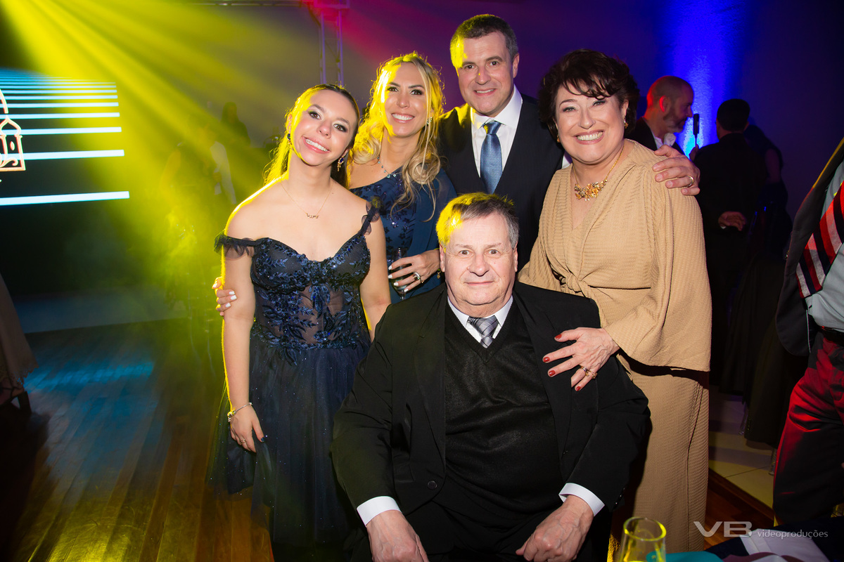 Aniversário de 15 anos Vittoria Giugno no Clube Caça e Pesca de Veranópolis. Estrutura de Vídeo, foto, sonorização, painel de LED, iluminação cênica e de pista da VB Vídeo Produções, DJ Camile Bissani.