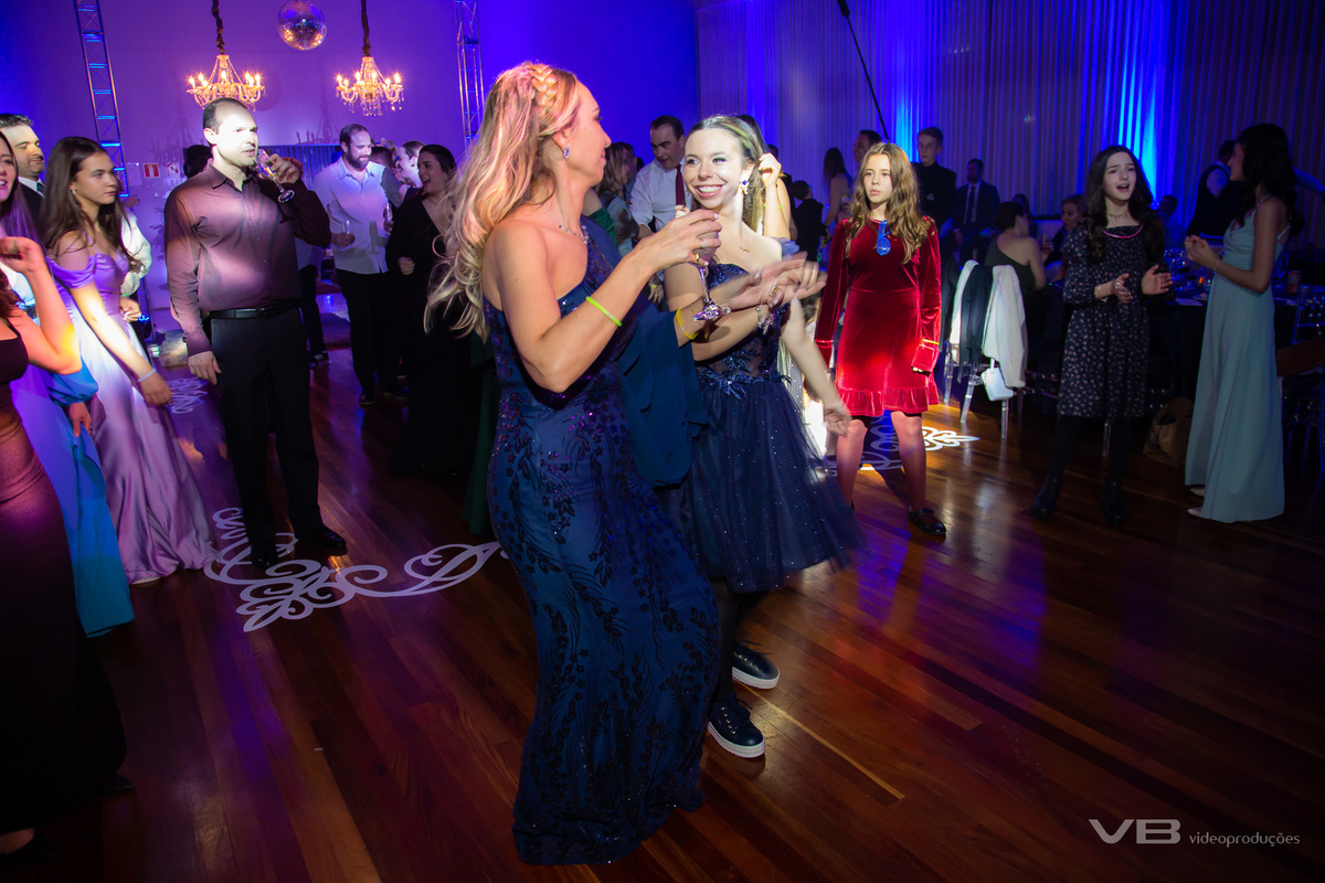 Aniversário de 15 anos Vittoria Giugno no Clube Caça e Pesca de Veranópolis. Estrutura de Vídeo, foto, sonorização, painel de LED, iluminação cênica e de pista da VB Vídeo Produções, DJ Camile Bissani.
