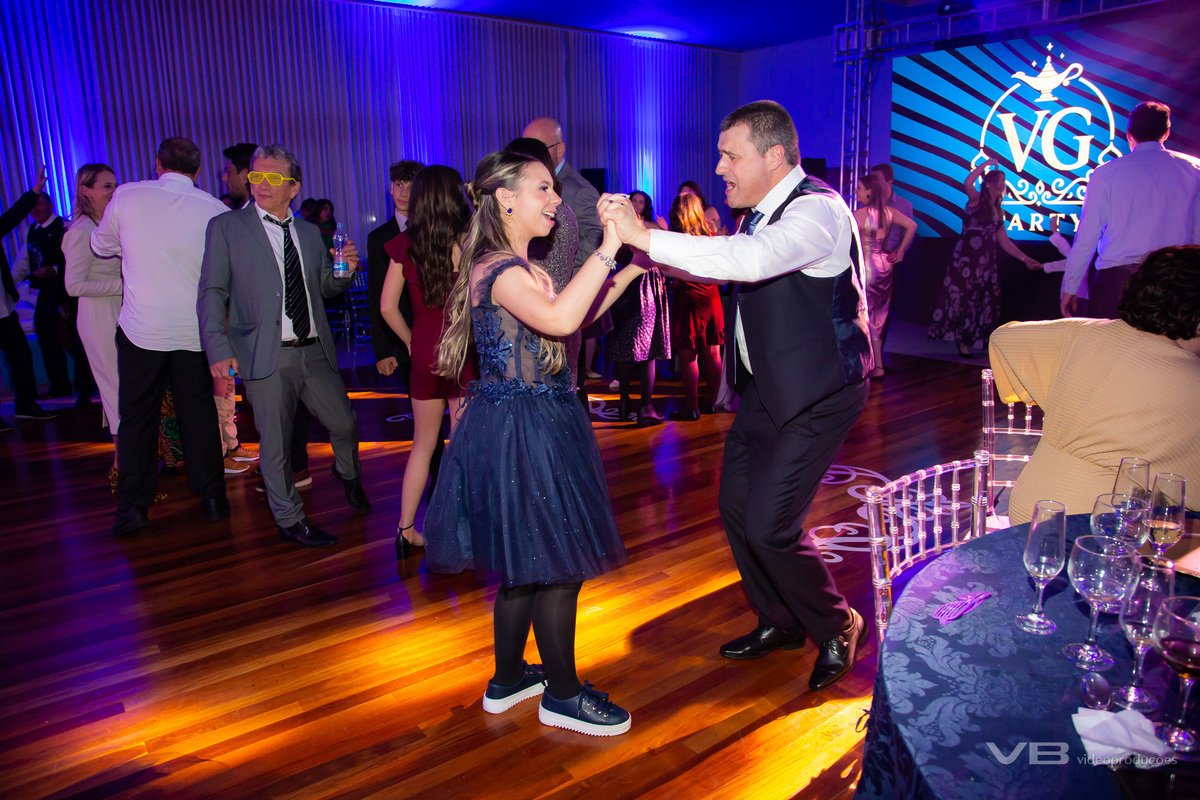 Aniversário de 15 anos Vittoria Giugno no Clube Caça e Pesca de Veranópolis. Estrutura de Vídeo, foto, sonorização, painel de LED, iluminação cênica e de pista da VB Vídeo Produções, DJ Camile Bissani.