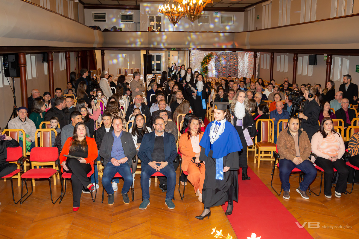 Formatura da Anhanguera na Casa da Cultura em Veranópolis, evento com estrutura completa e produção de VB Vídeo Produções.