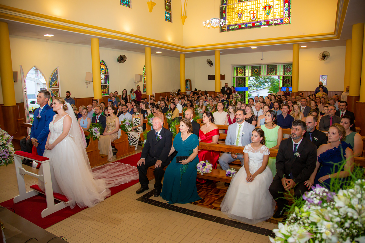 Casamento Edgar de Villa e Káthia Benedetti, na Gruta Nossa Senhora de Lourdes em Veranópolis, festa no Espaço de Eventos do Restaurante Dom Vital na SOAL, fotos, sonorização e iluminação cênica de VB Vídeo Produções, DJ Camile Bissani