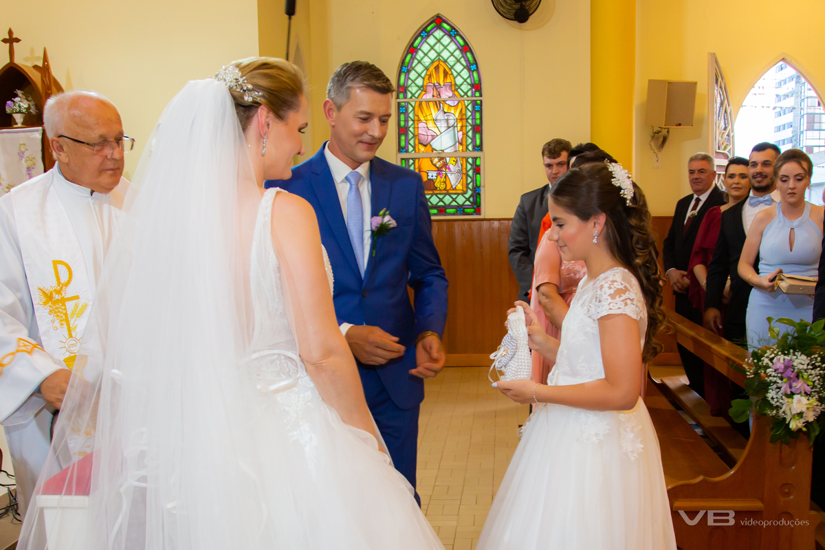 Casamento Edgar de Villa e Káthia Benedetti, na Gruta Nossa Senhora de Lourdes em Veranópolis, festa no Espaço de Eventos do Restaurante Dom Vital na SOAL, fotos, sonorização e iluminação cênica de VB Vídeo Produções, DJ Camile Bissani