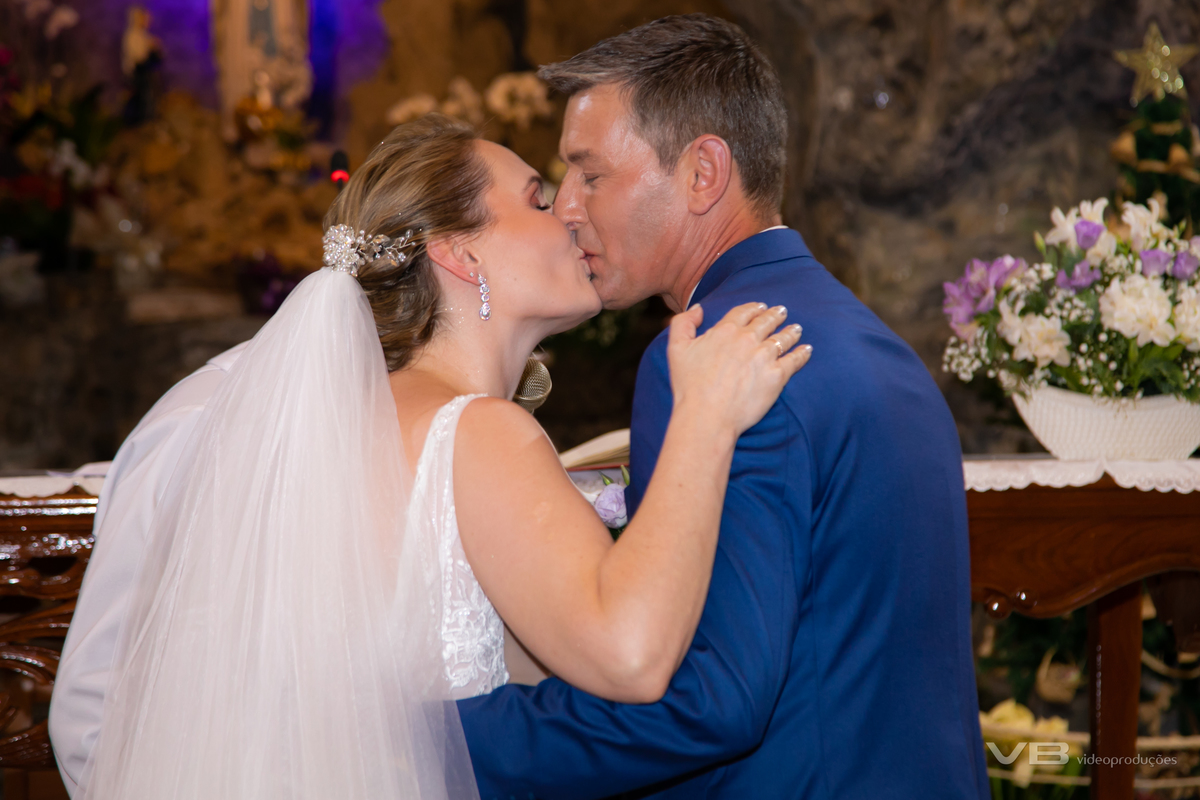 Casamento Edgar de Villa e Káthia Benedetti, na Gruta Nossa Senhora de Lourdes em Veranópolis, festa no Espaço de Eventos do Restaurante Dom Vital na SOAL, fotos, sonorização e iluminação cênica de VB Vídeo Produções, DJ Camile Bissani