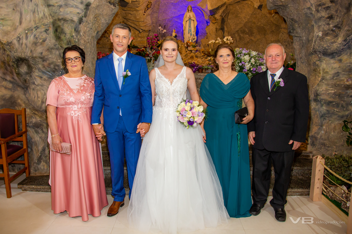 Casamento Edgar de Villa e Káthia Benedetti, na Gruta Nossa Senhora de Lourdes em Veranópolis, festa no Espaço de Eventos do Restaurante Dom Vital na SOAL, fotos, sonorização e iluminação cênica de VB Vídeo Produções, DJ Camile Bissani