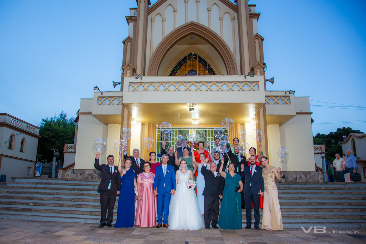 Casamento Edgar de Villa e Káthia Benedetti, na Gruta Nossa Senhora de Lourdes em Veranópolis, festa no Espaço de Eventos do Restaurante Dom Vital na SOAL, fotos, sonorização e iluminação cênica de VB Vídeo Produções, DJ Camile Bissani