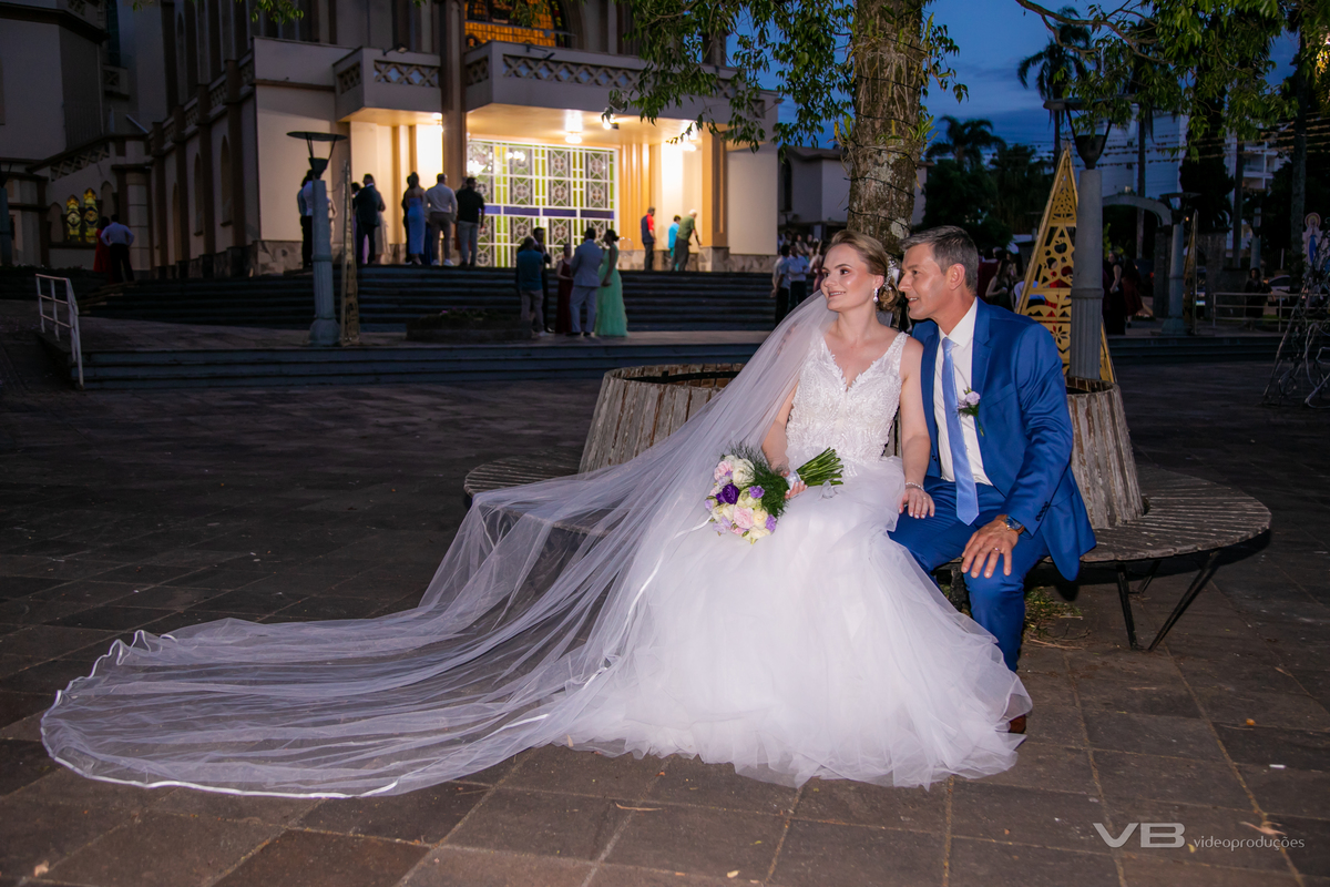 Casamento Edgar de Villa e Káthia Benedetti, na Gruta Nossa Senhora de Lourdes em Veranópolis, festa no Espaço de Eventos do Restaurante Dom Vital na SOAL, fotos, sonorização e iluminação cênica de VB Vídeo Produções, DJ Camile Bissani