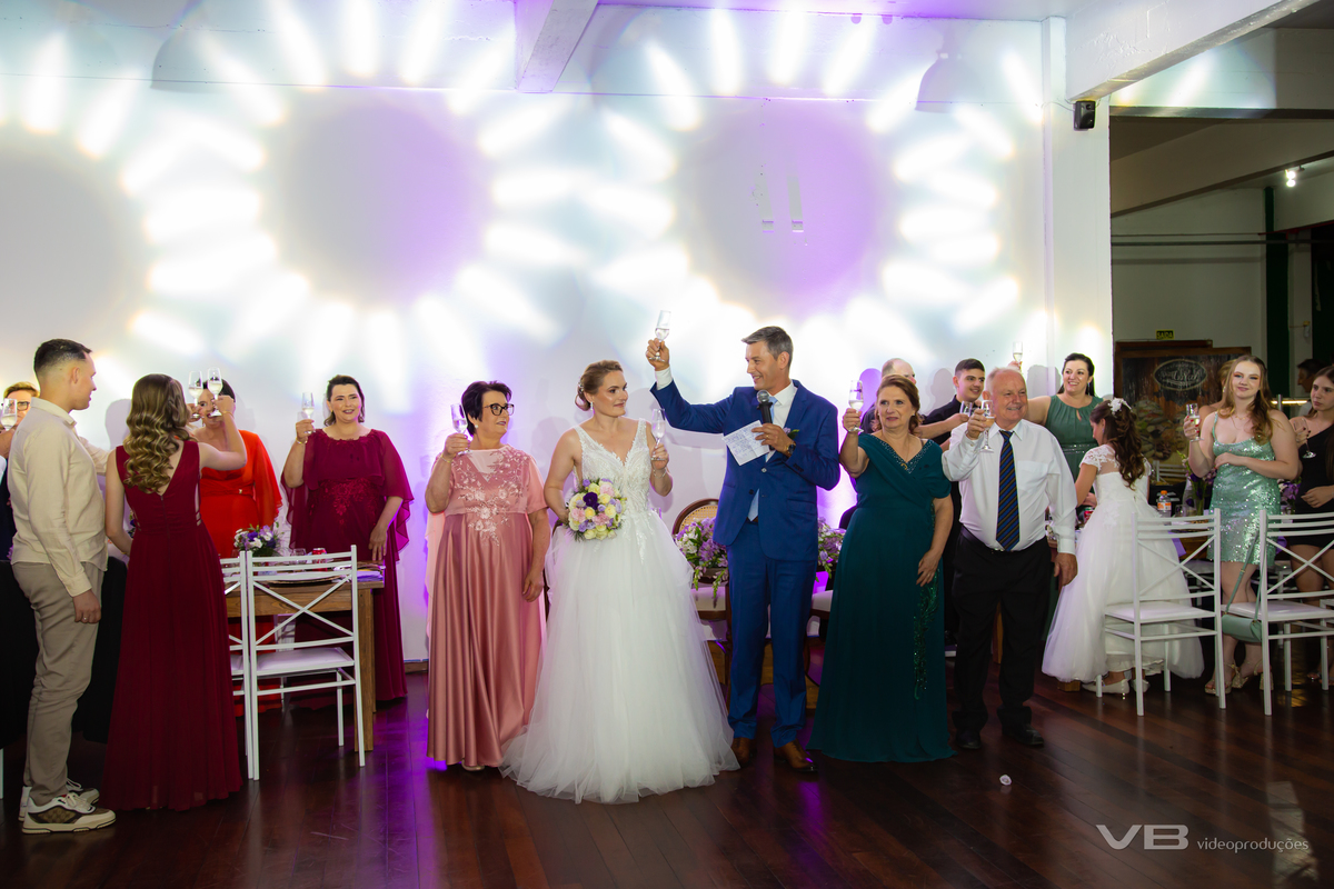 Casamento Edgar de Villa e Káthia Benedetti, na Gruta Nossa Senhora de Lourdes em Veranópolis, festa no Espaço de Eventos do Restaurante Dom Vital na SOAL, fotos, sonorização e iluminação cênica de VB Vídeo Produções, DJ Camile Bissani