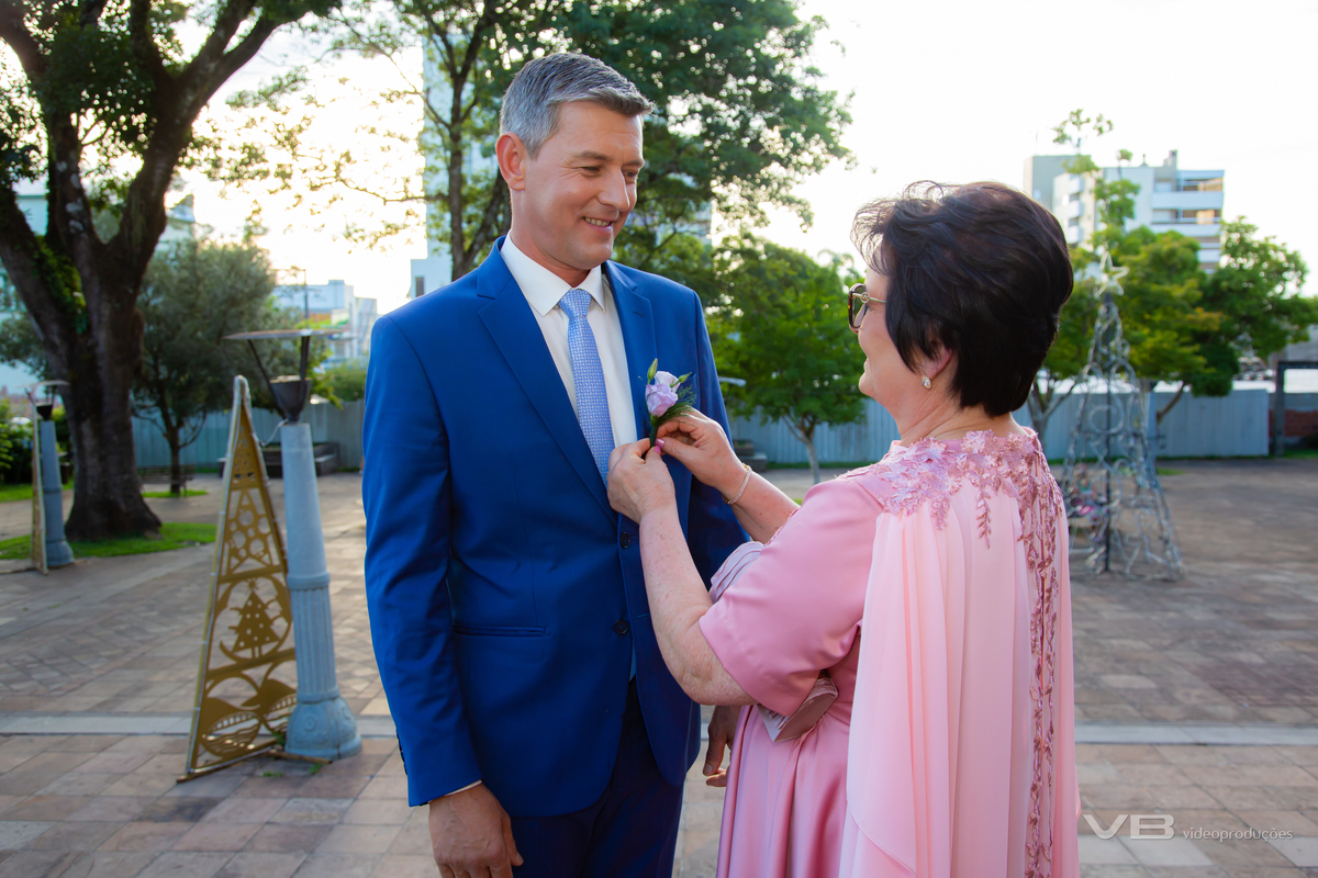Casamento Edgar de Villa e Káthia Benedetti, na Gruta Nossa Senhora de Lourdes em Veranópolis, festa no Espaço de Eventos do Restaurante Dom Vital na SOAL, fotos, sonorização e iluminação cênica de VB Vídeo Produções, DJ Camile Bissani