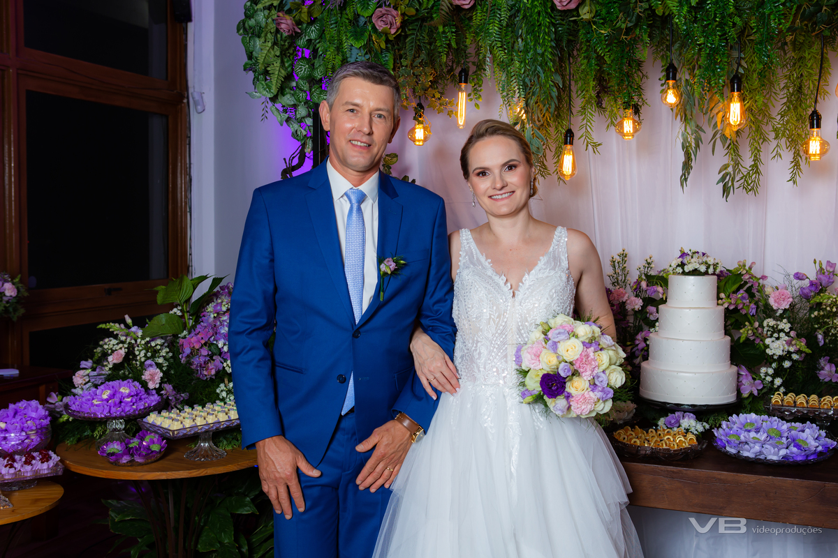 Casamento Edgar de Villa e Káthia Benedetti, na Gruta Nossa Senhora de Lourdes em Veranópolis, festa no Espaço de Eventos do Restaurante Dom Vital na SOAL, fotos, sonorização e iluminação cênica de VB Vídeo Produções, DJ Camile Bissani