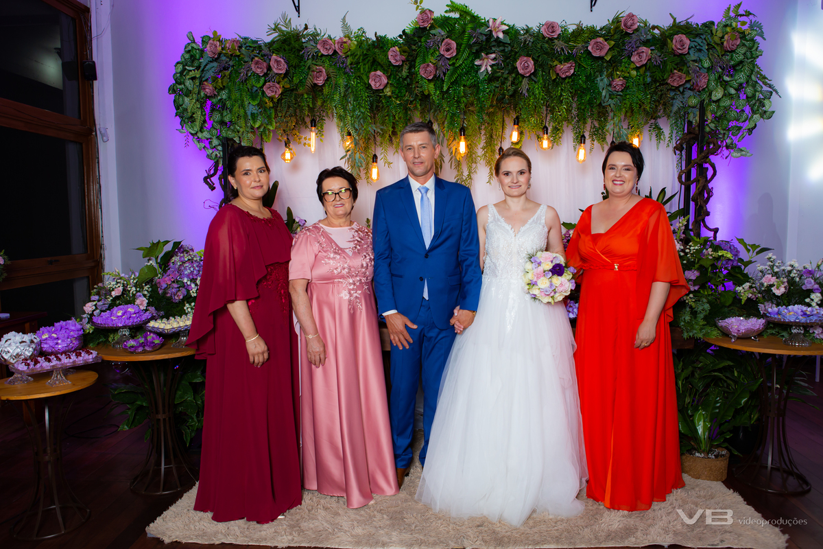 Casamento Edgar de Villa e Káthia Benedetti, na Gruta Nossa Senhora de Lourdes em Veranópolis, festa no Espaço de Eventos do Restaurante Dom Vital na SOAL, fotos, sonorização e iluminação cênica de VB Vídeo Produções, DJ Camile Bissani