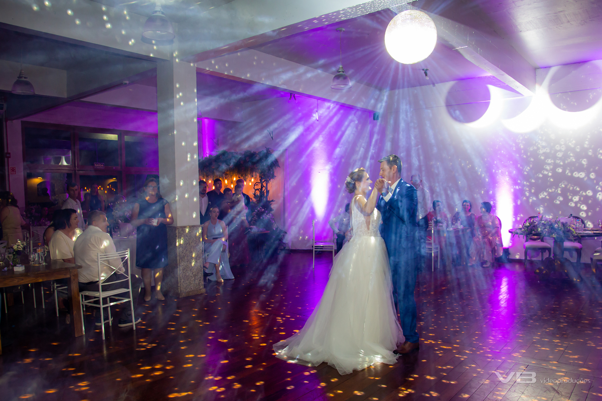 Casamento Edgar de Villa e Káthia Benedetti, na Gruta Nossa Senhora de Lourdes em Veranópolis, festa no Espaço de Eventos do Restaurante Dom Vital na SOAL, fotos, sonorização e iluminação cênica de VB Vídeo Produções, DJ Camile Bissani
