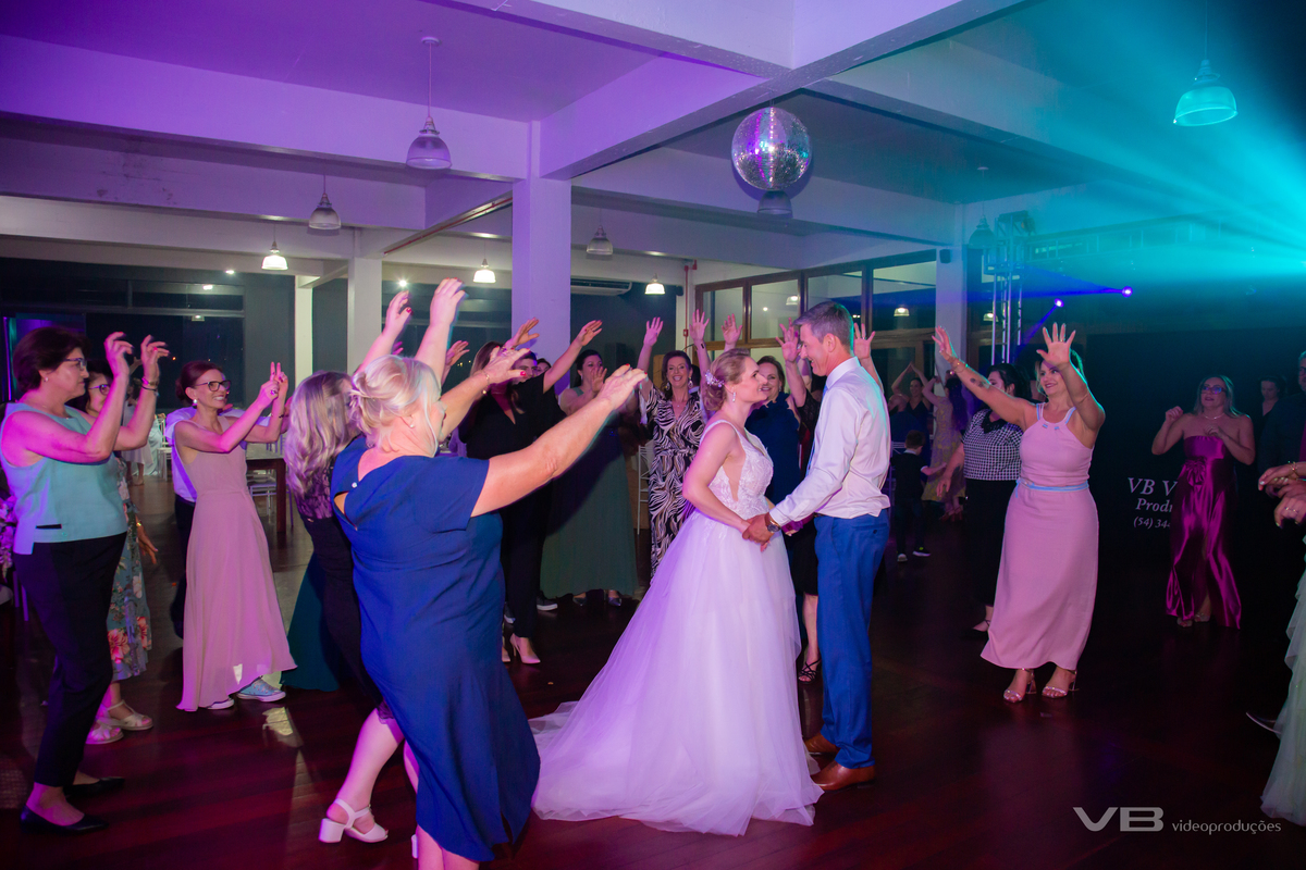 Casamento Edgar de Villa e Káthia Benedetti, na Gruta Nossa Senhora de Lourdes em Veranópolis, festa no Espaço de Eventos do Restaurante Dom Vital na SOAL, fotos, sonorização e iluminação cênica de VB Vídeo Produções, DJ Camile Bissani