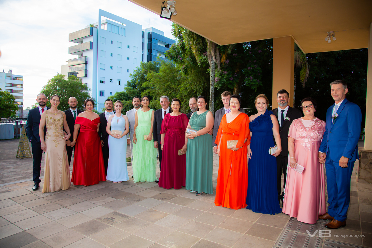 Casamento Edgar de Villa e Káthia Benedetti, na Gruta Nossa Senhora de Lourdes em Veranópolis, festa no Espaço de Eventos do Restaurante Dom Vital na SOAL, fotos, sonorização e iluminação cênica de VB Vídeo Produções, DJ Camile Bissani