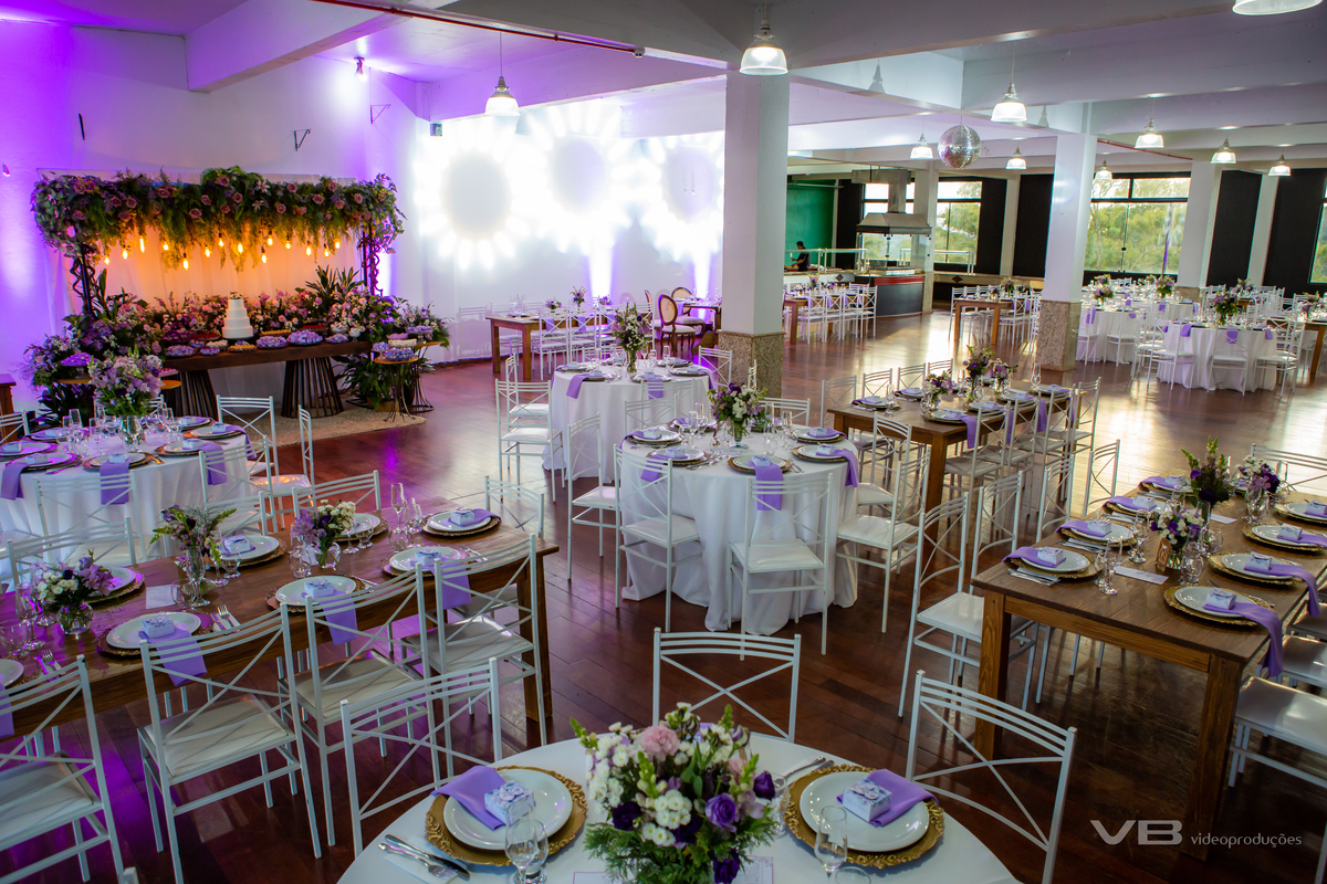 Casamento Edgar de Villa e Káthia Benedetti, na Gruta Nossa Senhora de Lourdes em Veranópolis, festa no Espaço de Eventos do Restaurante Dom Vital na SOAL, fotos, sonorização e iluminação cênica de VB Vídeo Produções, DJ Camile Bissani