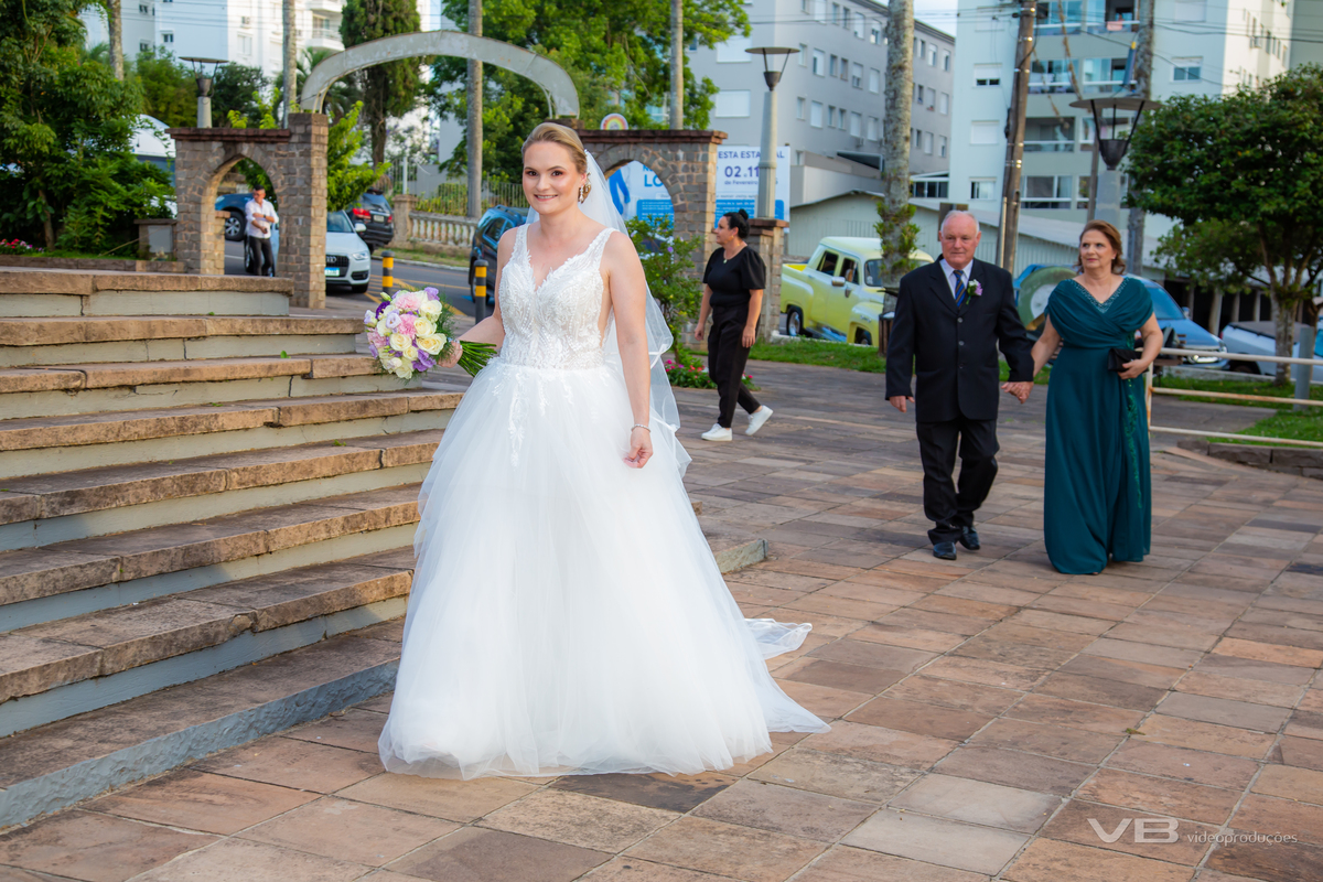 Casamento Edgar de Villa e Káthia Benedetti, na Gruta Nossa Senhora de Lourdes em Veranópolis, festa no Espaço de Eventos do Restaurante Dom Vital na SOAL, fotos, sonorização e iluminação cênica de VB Vídeo Produções, DJ Camile Bissani
