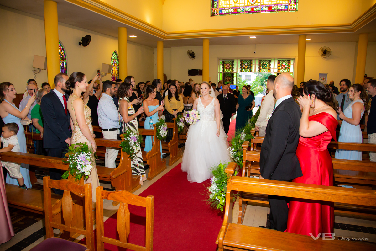 Casamento Edgar de Villa e Káthia Benedetti, na Gruta Nossa Senhora de Lourdes em Veranópolis, festa no Espaço de Eventos do Restaurante Dom Vital na SOAL, fotos, sonorização e iluminação cênica de VB Vídeo Produções, DJ Camile Bissani