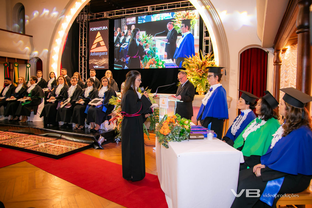 Formatura Anhanguera na Casa da Cultura de Veranópolis, produção de VB Vídeo Produções, com vídeo, foto, sonorização, painéis de LED, transmissão ao vivo, decoração, togas, pista de LED