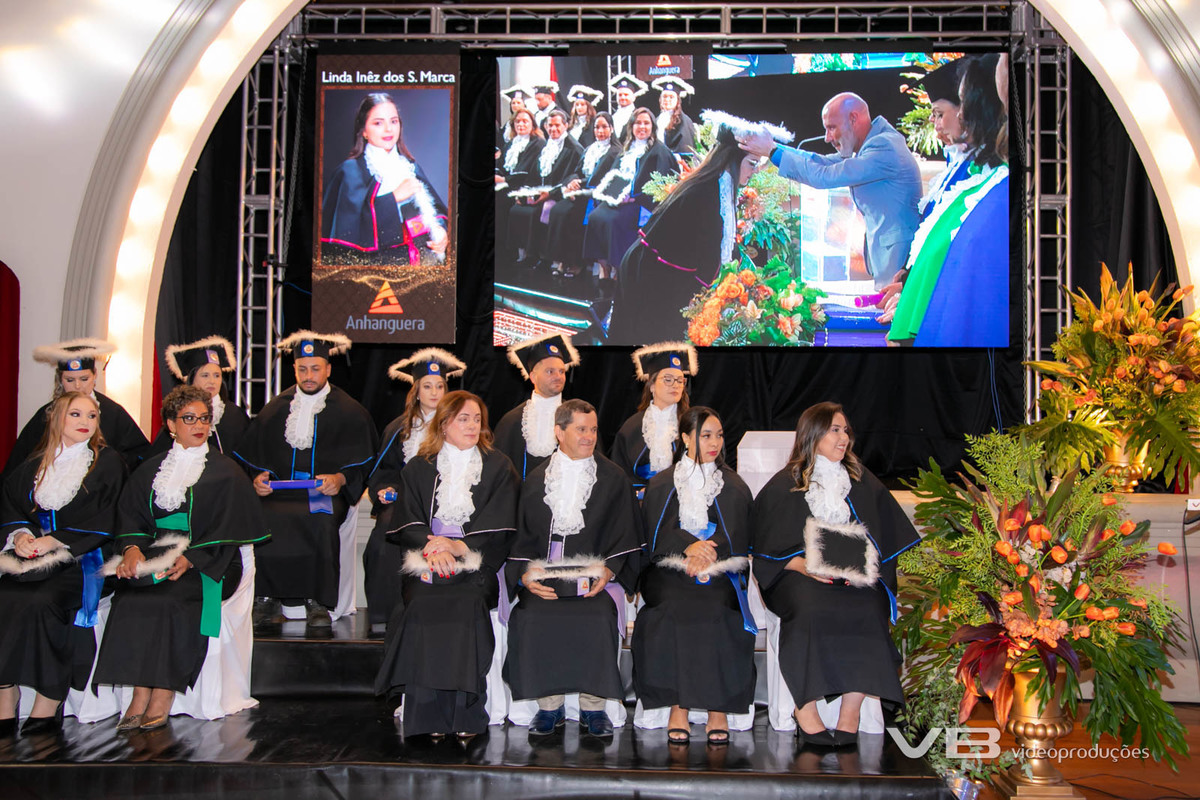 Formatura Anhanguera na Casa da Cultura de Veranópolis, produção de VB Vídeo Produções, com vídeo, foto, sonorização, painéis de LED, transmissão ao vivo, decoração, togas, pista de LED