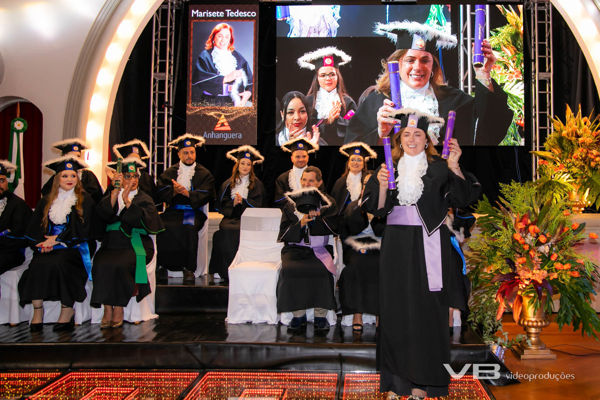 Formatura Anhanguera na Casa da Cultura de Veranópolis, produção de VB Vídeo Produções, com vídeo, foto, sonorização, painéis de LED, transmissão ao vivo, decoração, togas, pista de LED