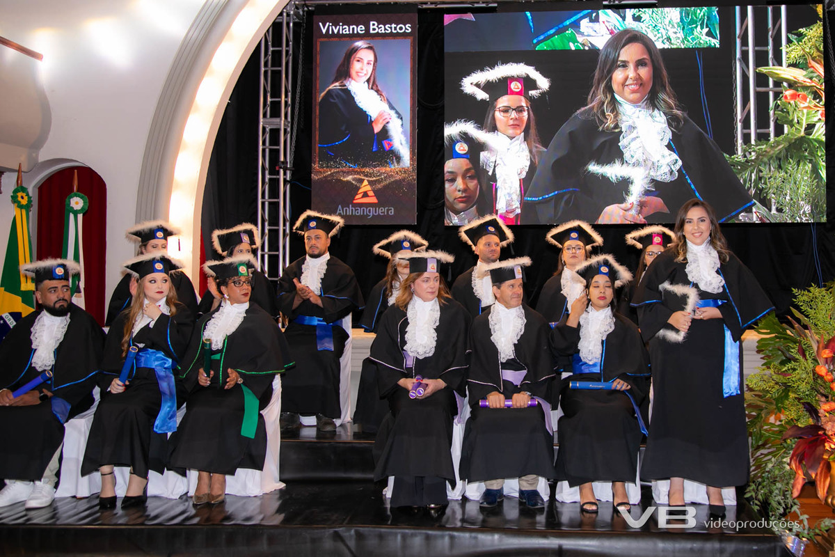 Formatura Anhanguera na Casa da Cultura de Veranópolis, produção de VB Vídeo Produções, com vídeo, foto, sonorização, painéis de LED, transmissão ao vivo, decoração, togas, pista de LED