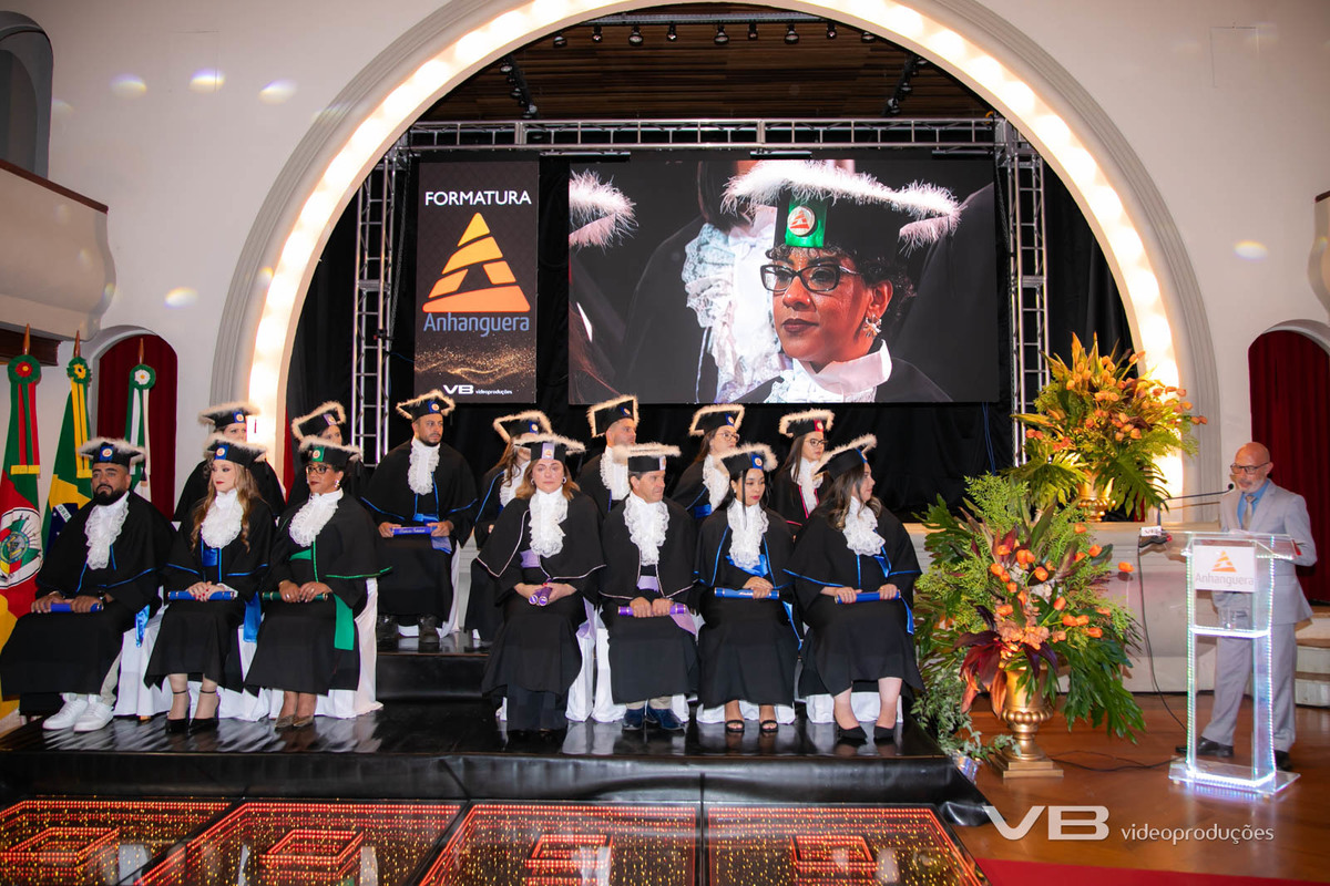Formatura Anhanguera na Casa da Cultura de Veranópolis, produção de VB Vídeo Produções, com vídeo, foto, sonorização, painéis de LED, transmissão ao vivo, decoração, togas, pista de LED