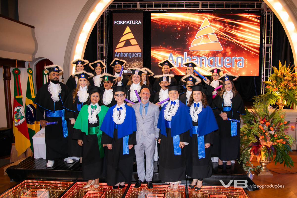 Formatura Anhanguera na Casa da Cultura de Veranópolis, produção de VB Vídeo Produções, com vídeo, foto, sonorização, painéis de LED, transmissão ao vivo, decoração, togas, pista de LED