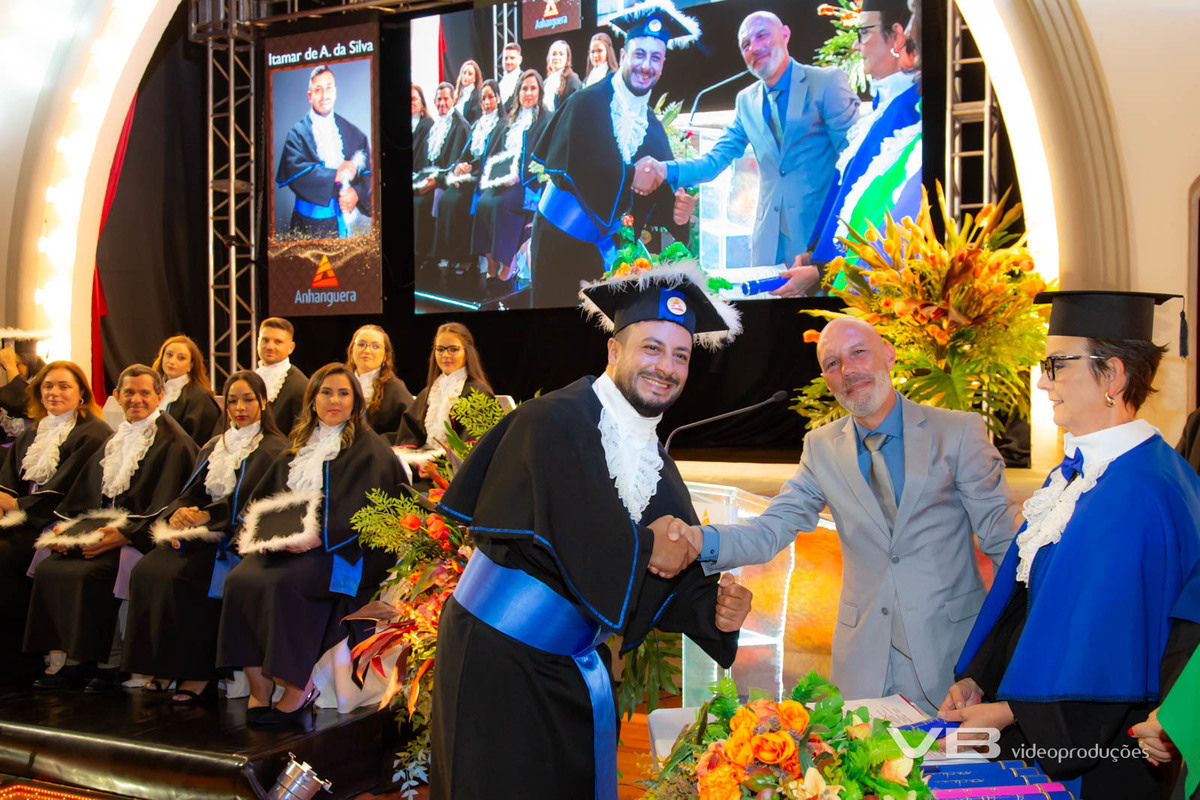 Formatura Anhanguera na Casa da Cultura de Veranópolis, produção de VB Vídeo Produções, com vídeo, foto, sonorização, painéis de LED, transmissão ao vivo, decoração, togas, pista de LED