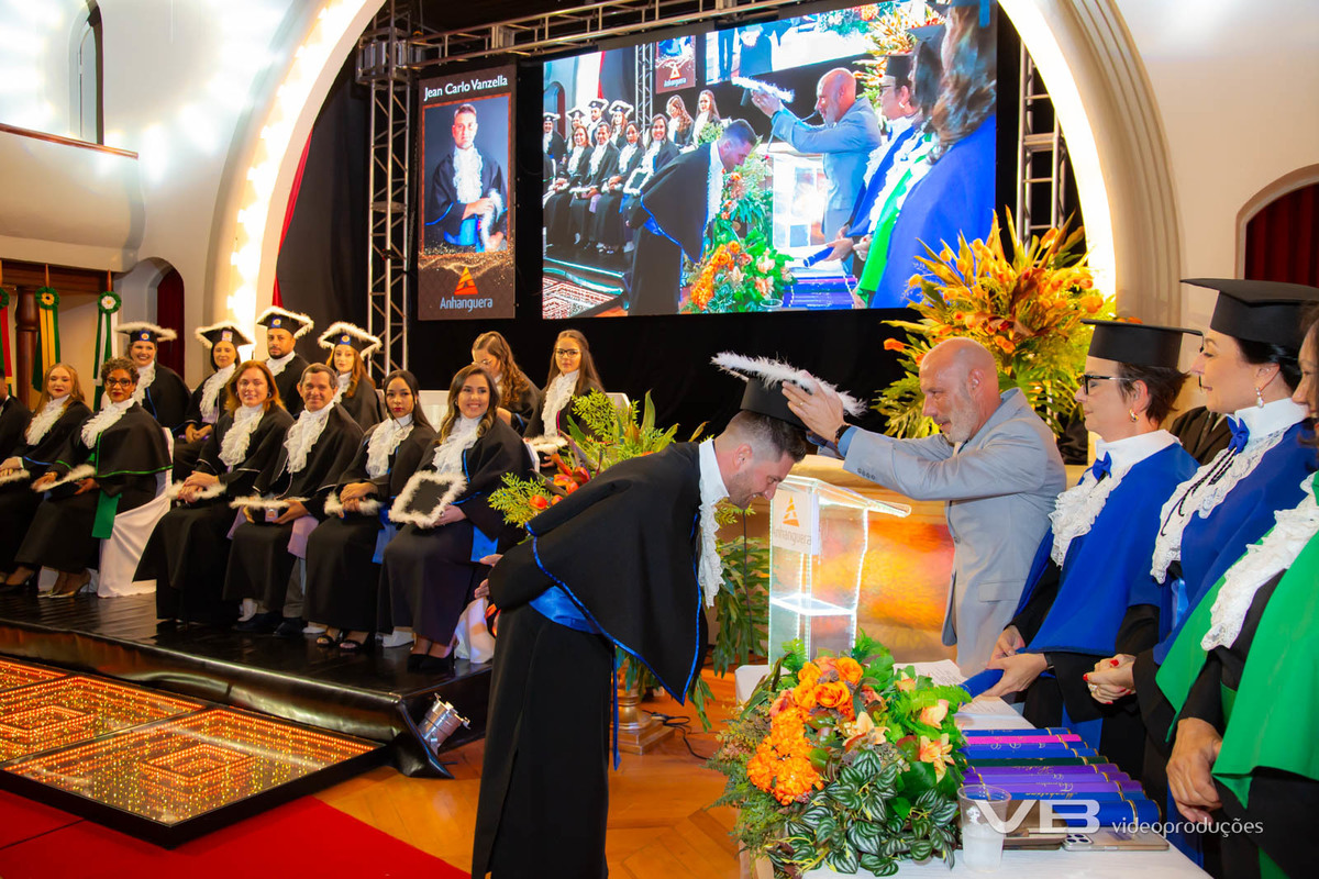 Formatura Anhanguera na Casa da Cultura de Veranópolis, produção de VB Vídeo Produções, com vídeo, foto, sonorização, painéis de LED, transmissão ao vivo, decoração, togas, pista de LED