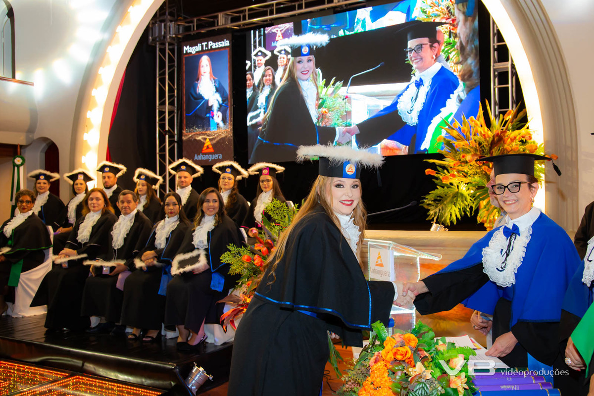 Formatura Anhanguera na Casa da Cultura de Veranópolis, produção de VB Vídeo Produções, com vídeo, foto, sonorização, painéis de LED, transmissão ao vivo, decoração, togas, pista de LED