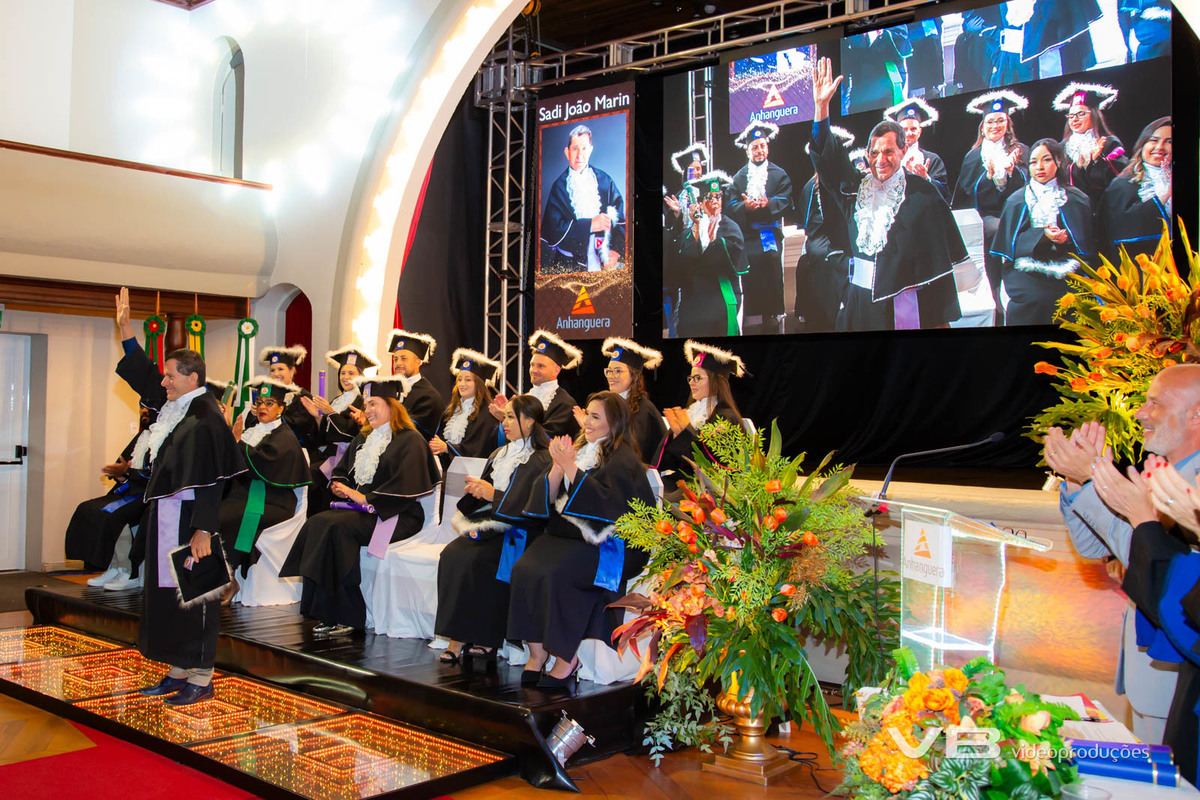 Formatura Anhanguera na Casa da Cultura de Veranópolis, produção de VB Vídeo Produções, com vídeo, foto, sonorização, painéis de LED, transmissão ao vivo, decoração, togas, pista de LED