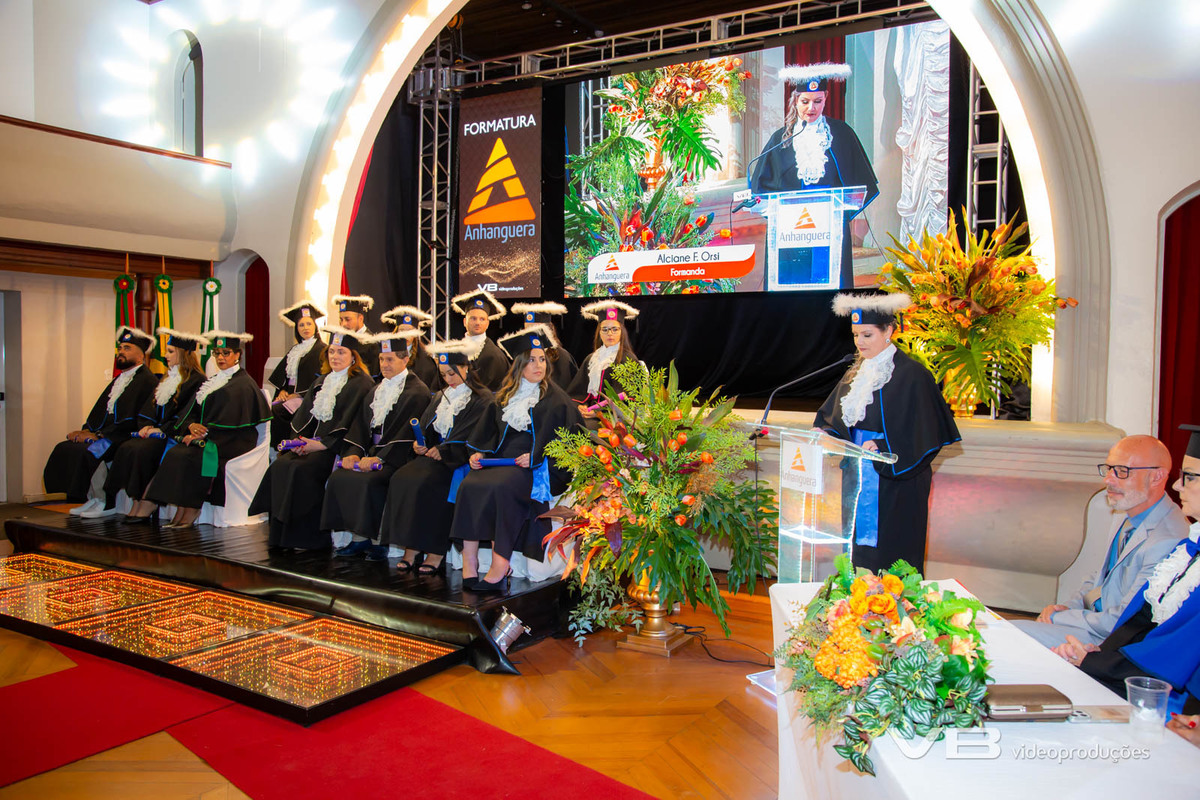 Formatura Anhanguera na Casa da Cultura de Veranópolis, produção de VB Vídeo Produções, com vídeo, foto, sonorização, painéis de LED, transmissão ao vivo, decoração, togas, pista de LED