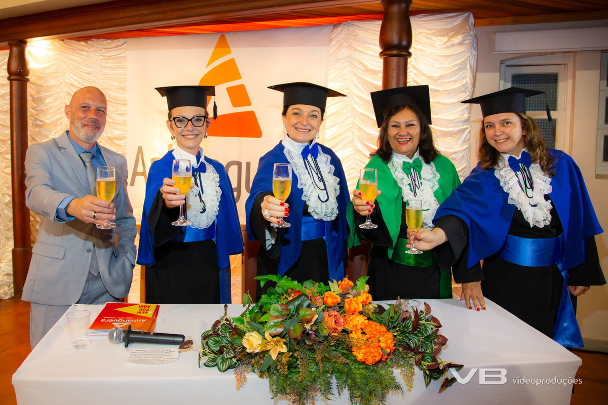 Formatura Anhanguera na Casa da Cultura de Veranópolis, produção de VB Vídeo Produções, com vídeo, foto, sonorização, painéis de LED, transmissão ao vivo, decoração, togas, pista de LED