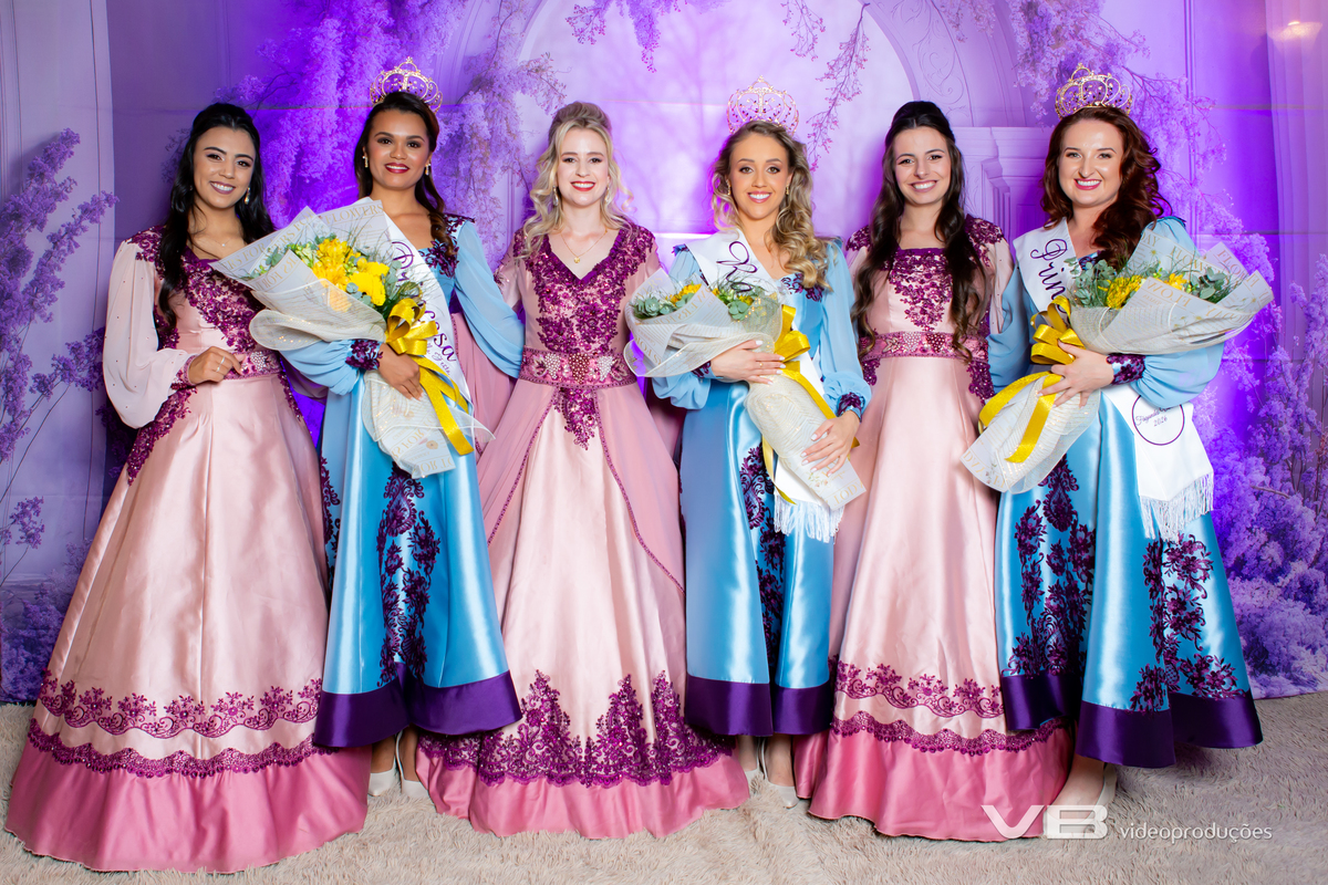 VB Vídeo Produções na Escolha das Soberanas da Bella Festa 2026 em Fagundes Varela. VB Vídeo com estrutura de Foto e Vídeo, Transmissão ao vivo, Painéis de LED Personalizados, Iluminação cênica, Fundo fotográfico.