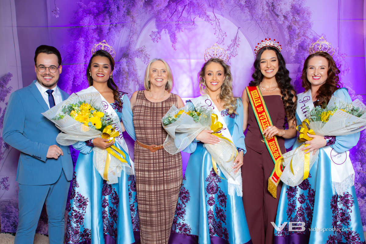 VB Vídeo Produções na Escolha das Soberanas da Bella Festa 2026 em Fagundes Varela. VB Vídeo com estrutura de Foto e Vídeo, Transmissão ao vivo, Painéis de LED Personalizados, Iluminação cênica, Fundo fotográfico.