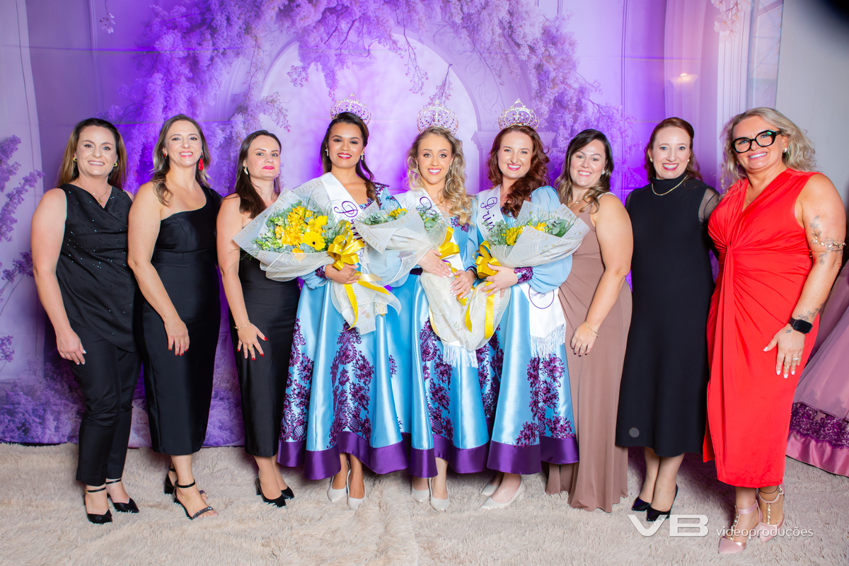 VB Vídeo Produções na Escolha das Soberanas da Bella Festa 2026 em Fagundes Varela. VB Vídeo com estrutura de Foto e Vídeo, Transmissão ao vivo, Painéis de LED Personalizados, Iluminação cênica, Fundo fotográfico.