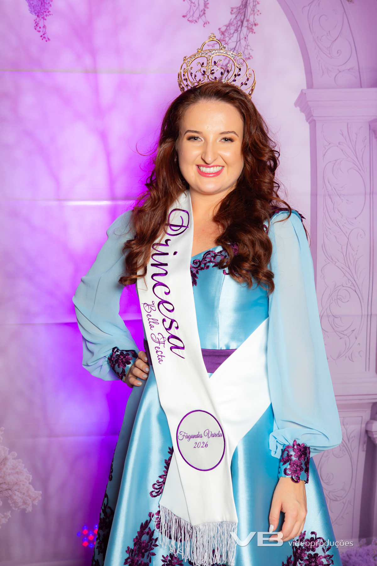 VB Vídeo Produções na Escolha das Soberanas da Bella Festa 2026 em Fagundes Varela. VB Vídeo com estrutura de Foto e Vídeo, Transmissão ao vivo, Painéis de LED Personalizados, Iluminação cênica, Fundo fotográfico.