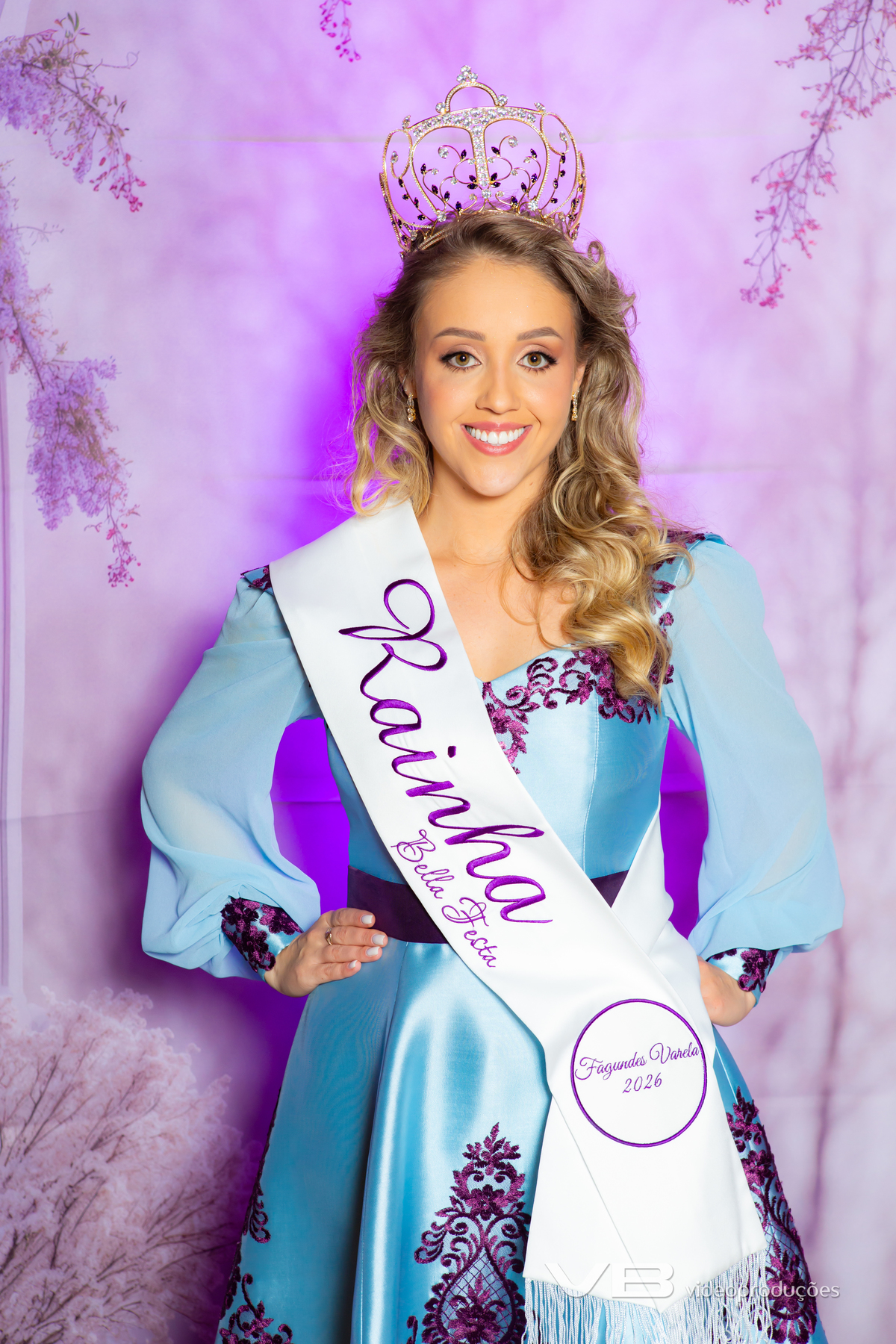 VB Vídeo Produções na Escolha das Soberanas da Bella Festa 2026 em Fagundes Varela. VB Vídeo com estrutura de Foto e Vídeo, Transmissão ao vivo, Painéis de LED Personalizados, Iluminação cênica, Fundo fotográfico.