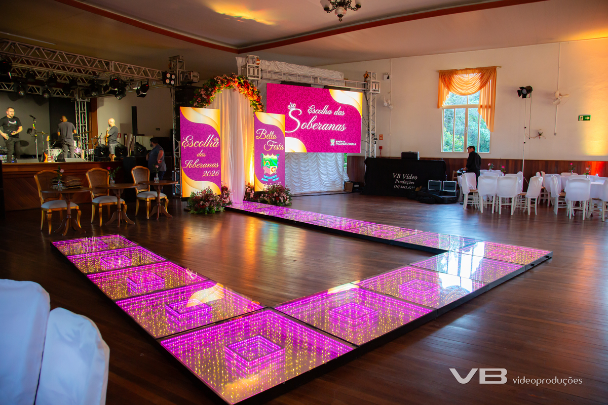 VB Vídeo Produções na Escolha das Soberanas da Bella Festa 2026 em Fagundes Varela. VB Vídeo com estrutura de Foto e Vídeo, Transmissão ao vivo, Painéis de LED Personalizados, Iluminação cênica, Fundo fotográfico.