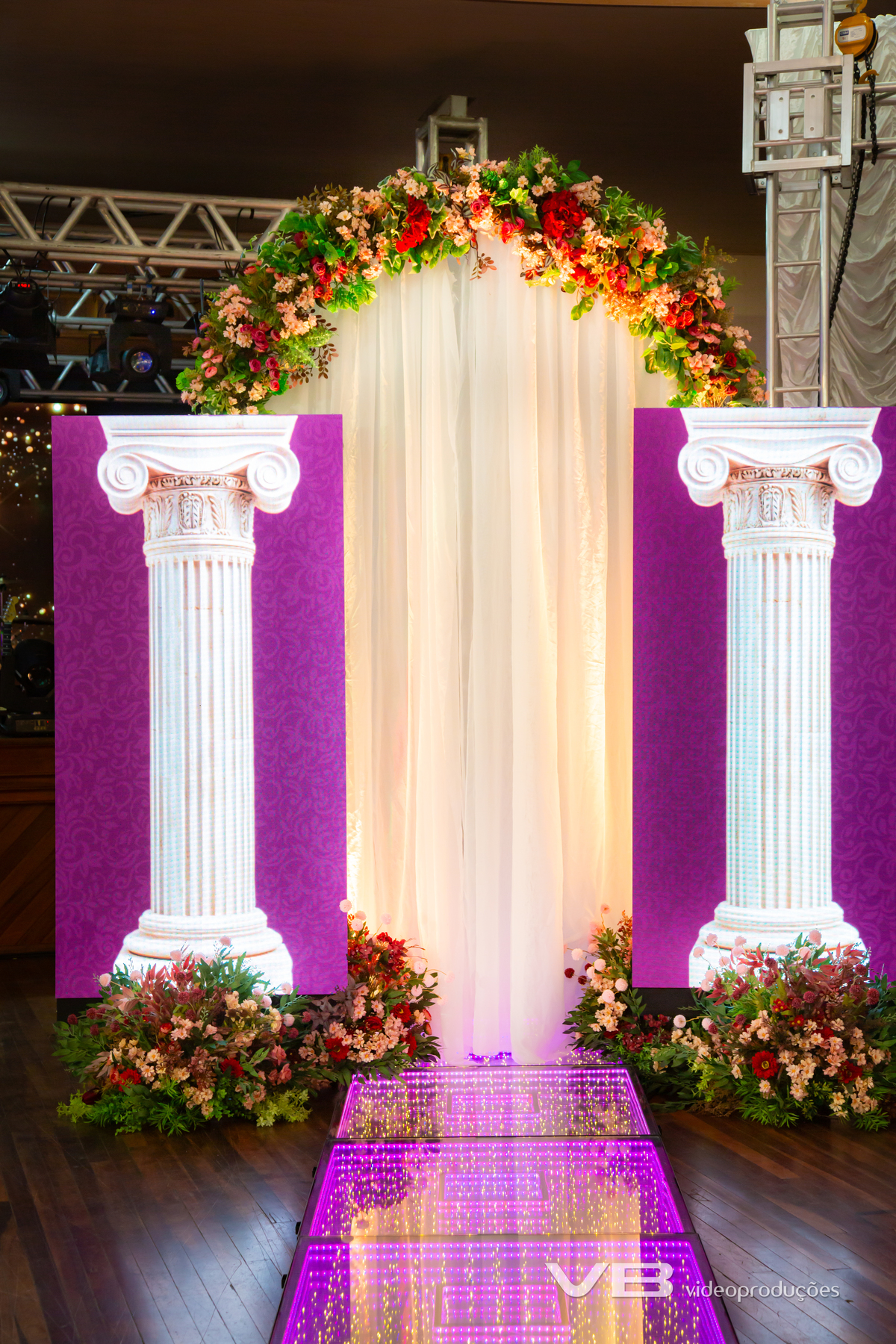 VB Vídeo Produções na Escolha das Soberanas da Bella Festa 2026 em Fagundes Varela. VB Vídeo com estrutura de Foto e Vídeo, Transmissão ao vivo, Painéis de LED Personalizados, Iluminação cênica, Fundo fotográfico.