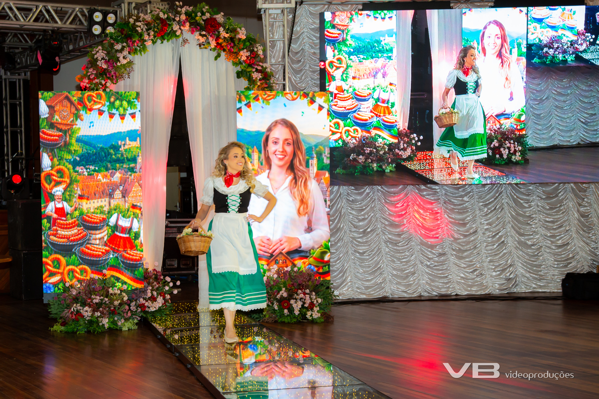 VB Vídeo Produções na Escolha das Soberanas da Bella Festa 2026 em Fagundes Varela. VB Vídeo com estrutura de Foto e Vídeo, Transmissão ao vivo, Painéis de LED Personalizados, Iluminação cênica, Fundo fotográfico.