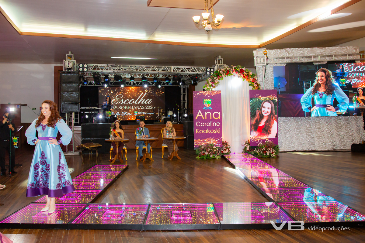 VB Vídeo Produções na Escolha das Soberanas da Bella Festa 2026 em Fagundes Varela. VB Vídeo com estrutura de Foto e Vídeo, Transmissão ao vivo, Painéis de LED Personalizados, Iluminação cênica, Fundo fotográfico.