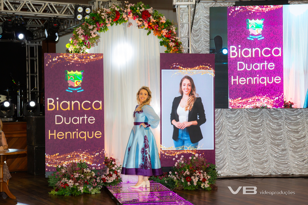 VB Vídeo Produções na Escolha das Soberanas da Bella Festa 2026 em Fagundes Varela. VB Vídeo com estrutura de Foto e Vídeo, Transmissão ao vivo, Painéis de LED Personalizados, Iluminação cênica, Fundo fotográfico.
