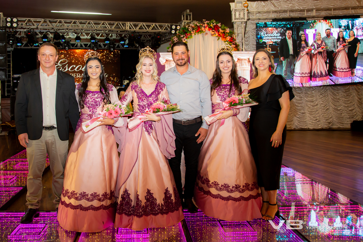 VB Vídeo Produções na Escolha das Soberanas da Bella Festa 2026 em Fagundes Varela. VB Vídeo com estrutura de Foto e Vídeo, Transmissão ao vivo, Painéis de LED Personalizados, Iluminação cênica, Fundo fotográfico.