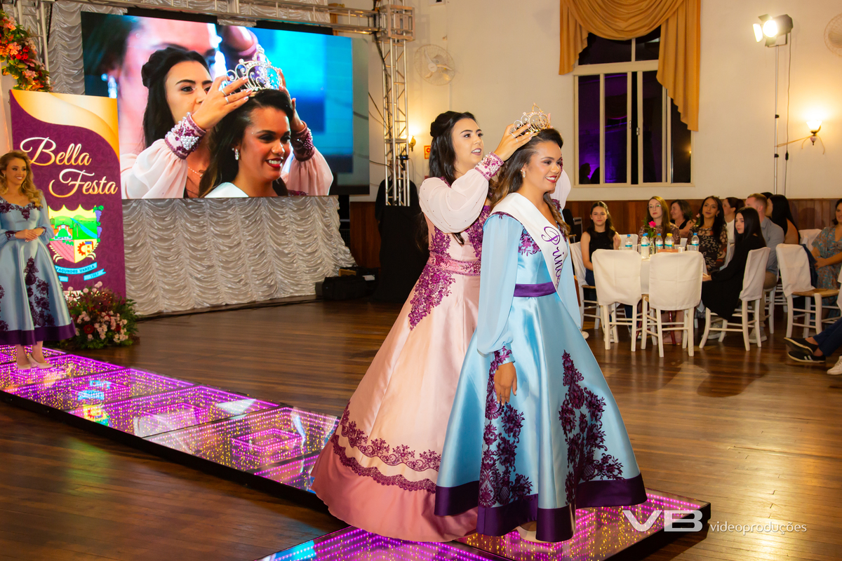 VB Vídeo Produções na Escolha das Soberanas da Bella Festa 2026 em Fagundes Varela. VB Vídeo com estrutura de Foto e Vídeo, Transmissão ao vivo, Painéis de LED Personalizados, Iluminação cênica, Fundo fotográfico.