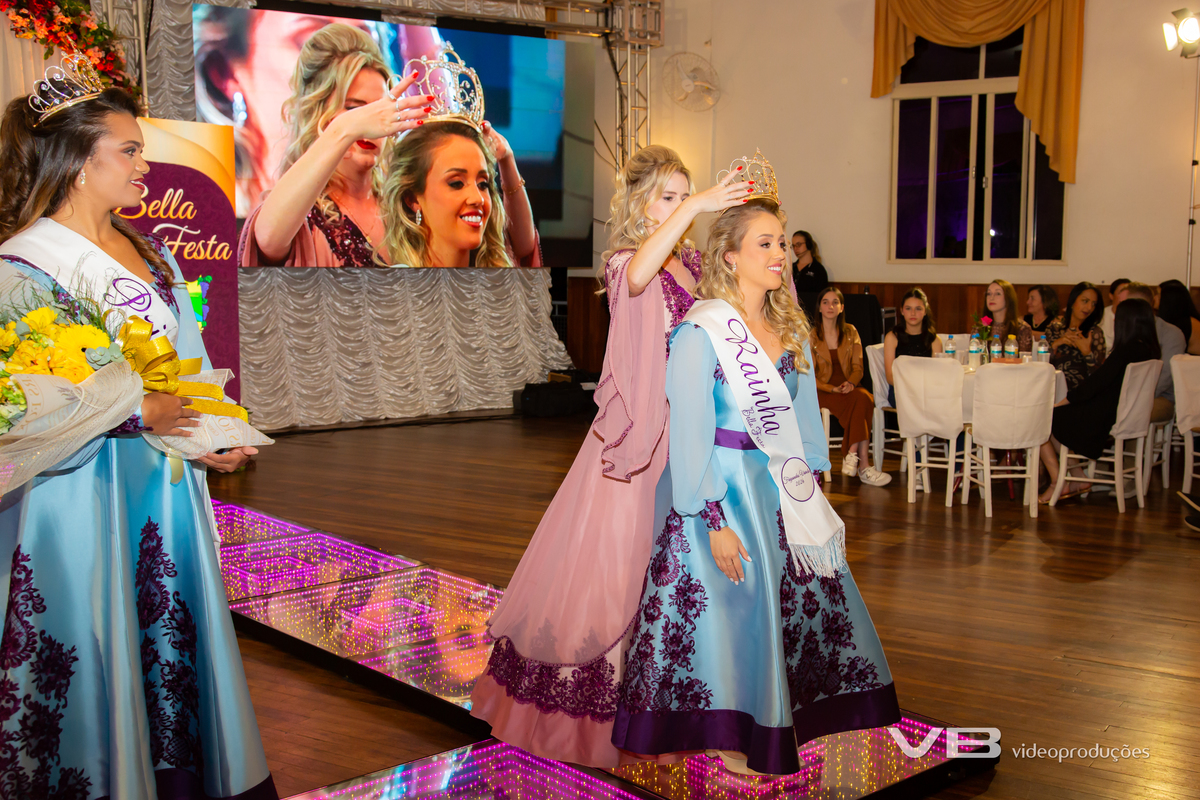 VB Vídeo Produções na Escolha das Soberanas da Bella Festa 2026 em Fagundes Varela. VB Vídeo com estrutura de Foto e Vídeo, Transmissão ao vivo, Painéis de LED Personalizados, Iluminação cênica, Fundo fotográfico.