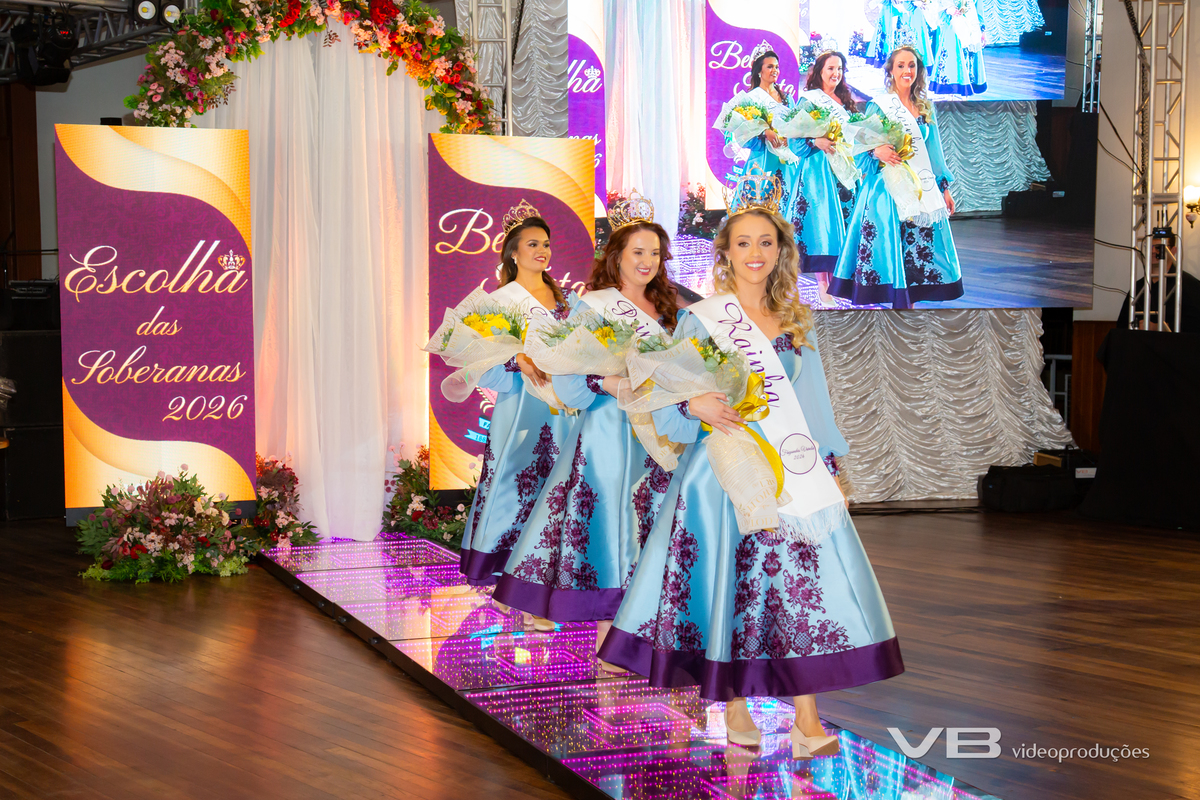 VB Vídeo Produções na Escolha das Soberanas da Bella Festa 2026 em Fagundes Varela. VB Vídeo com estrutura de Foto e Vídeo, Transmissão ao vivo, Painéis de LED Personalizados, Iluminação cênica, Fundo fotográfico.
